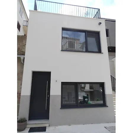 Nyaraló Modern Small House With A Terrace *