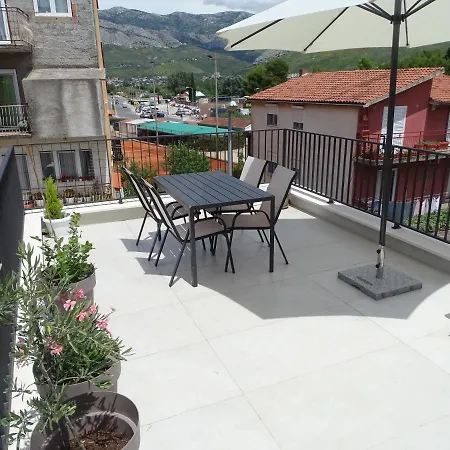 Modernes Kleines Haus Mit Terrasse Dom wakacyjny Split