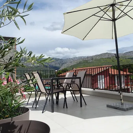 Modernes Kleines Haus Mit Terrasse *