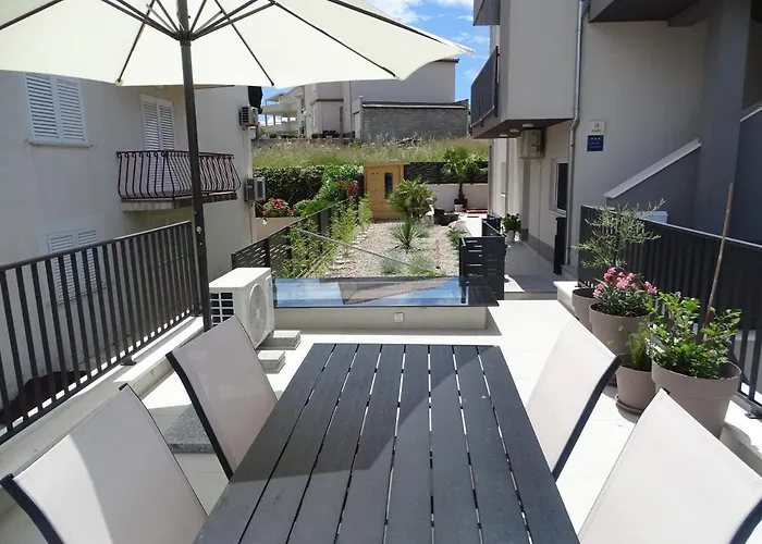 Dom wakacyjny Modern Small House With A Terrace